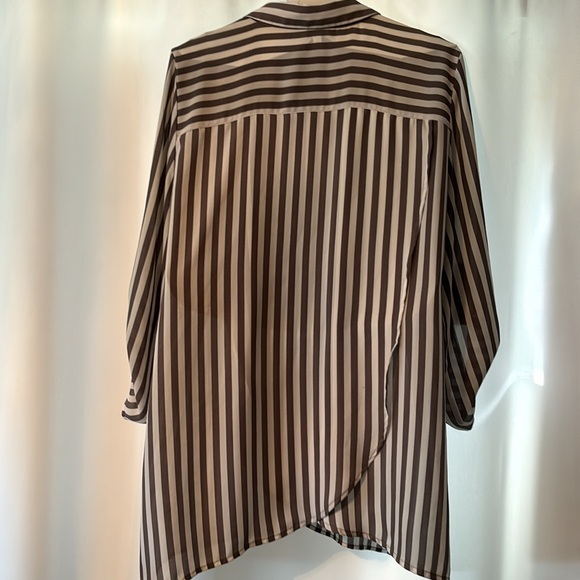 Reitmans Gray and White Striped Button up Tunic with split back size XL - Picture 2 of 7